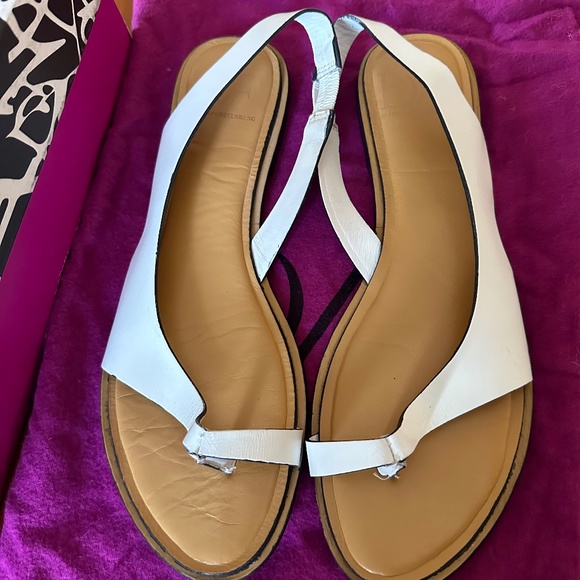 Diane Von Furstenberg Toe Ring Flat Sandal - Picture 1 of 6